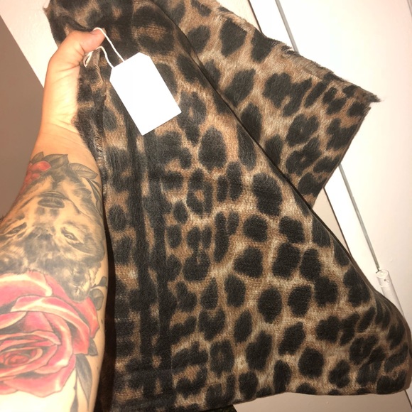 RESTOCKED✨ Leopard Scarf - Picture 3 of 4